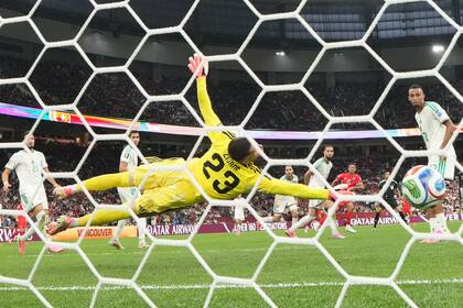El arquero de Argelia, Luca Zidane, evitó que la victoria de Suiza sea incluso más abultada de lo que terminó siendo (AP Foto/Abbie Parr)