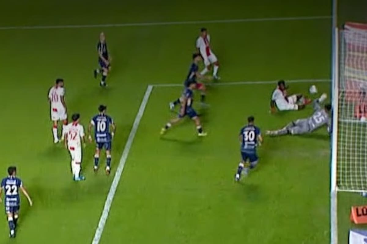 El arquero de Argentinos, Brayan Cortés, se lució en una doble salvada en la línea frente a Huracán, por los cuartos de final del torneo Apertura