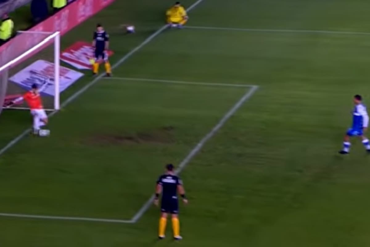El arquero de Banfield Sanguinetti ataja con el pie el penal de Cao, de Midland, por la Copa Argentina