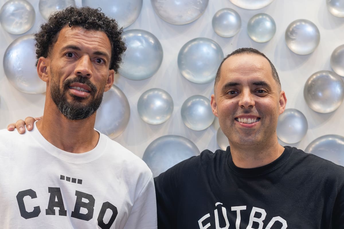 El arquero de Cabo Verde, Vozinha, junto a Santiago Halty, el argentino dueño de la marca que diseña sus botines