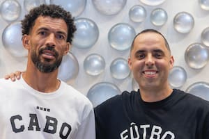 El argentino que pasó de dormir en un auto a diseñar los botines de Vozinha, el arquero revelación del Mundial