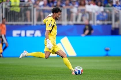 El arquero de Cabo Verde, Vozinha, le pega al balón: está en el equipo ideal