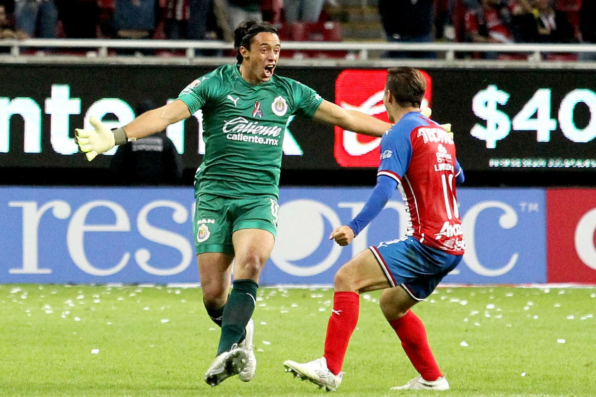 El arquero de Chivas, Antonio Rodríguez, festeja su gol de arco a arco frente a Veracruz.