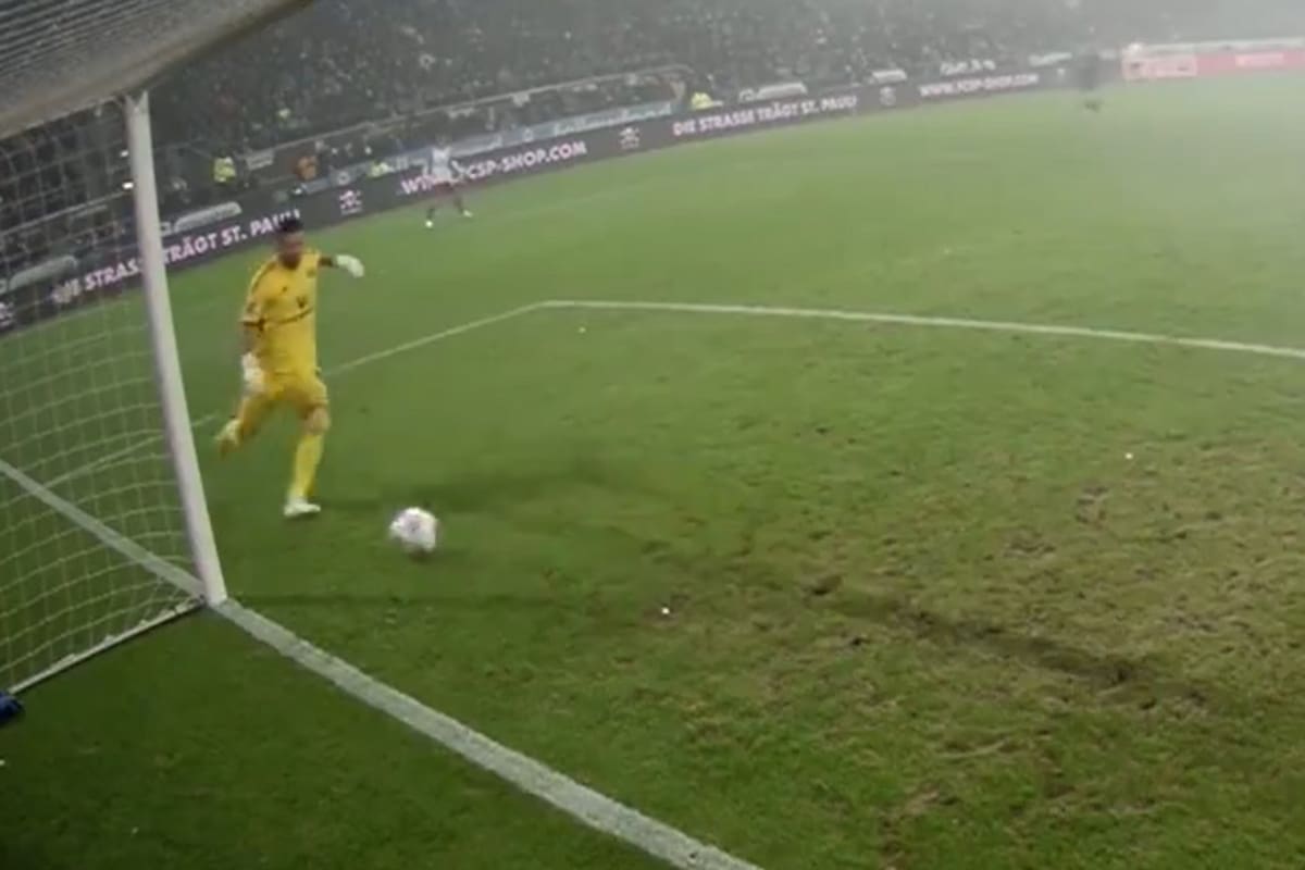 El arquero de Hamburgo, a punto de hacer el gol de su vida... en contra