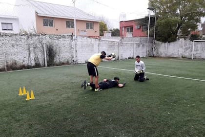 El arquero de Juventud Unida, con trabajos específicos; solo 6 jugadores pueden ser mayores de 23 años en cada plantel
