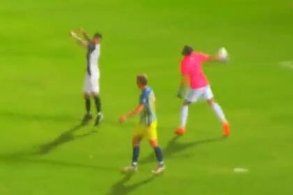 El arquero de Juventud Unida y un blooper increíble que significó un giro inesperado en el partido