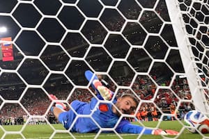 Tuvo la mejor atajada del Mundial (hasta ahora), pero un insólito gol en contra lo condenó en los penales