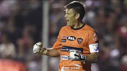 El arquero de Patronato, Sebastián Bértoli, disconforme con las protestas de River