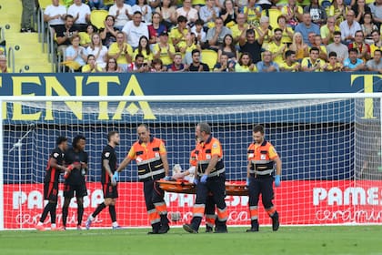 El arquero del Barcelona Marc-Andre ter Stegen sale en camilla tras lesionarse ante Villarreal en la Liga española, el domingo 22 de septiembre de 2024. (AP Foto/Alberto Saiz)