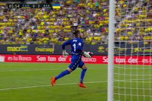 El arquero del Cádiz llevó el desfibrilador hasta la tribuna