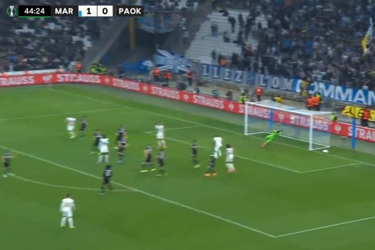 El arquero del PAOK queda lejos del remate impactante de Payet