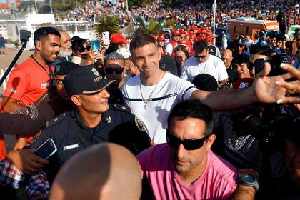 El arquero Dibu Martínez llega al festejo en su honor, en Mar del Plata