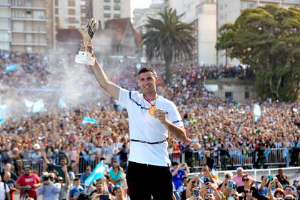 El arquero Dibu Martínez llega al festejo en su honor, en Mar del Plata
