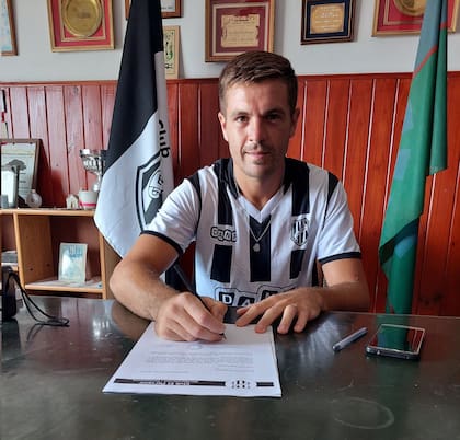 El arquero Diego Córdoba, firmando en El Porvenir en diciembre de 2021: en 2022 contó que le habían ofrecido dinero por dejarse hacer goles y destapó una olla a presión