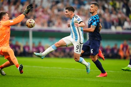 El arquero  Dominik Livakovic le comete penal a Julián Alvarez; y Messi luego convirtió el 1-0 de la Argentina ante Croacia, en el estadio Lusail