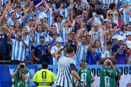 El arquero Emiliano Martínez #23, de Argentina, en la previa del partido del Mundial 2026 entre Argentina y Argelia en el Arrowhead Stadium de Kansas City, Missouri, Estados Unidos, el 16 de junio de 2026.