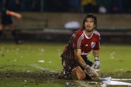 El arquero, en su hábitat: Costanzo y una noche de lluvia, defendiendo a River