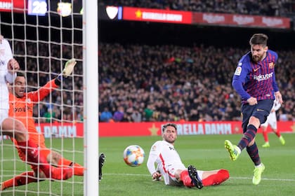 El arquero español Roberto Jiménez se estira y le ahoga el grito a Messi, cuando todos gritaban el 5-1; luego, tendría revancha con una definición similar
