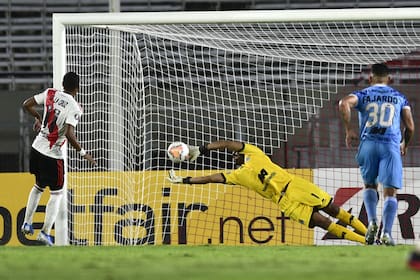 El arquero Fernández se arroja a la derecha y ataja el remate de De la Cruz; River volvió a fallar con los penales
