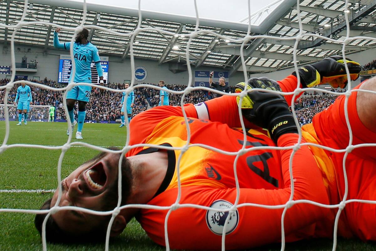 El arquero francés se retuerce de dolor luego de caer mal en la jugada que derivó en el 1-0 de Brighton ante Tottenham, por la Premier League.