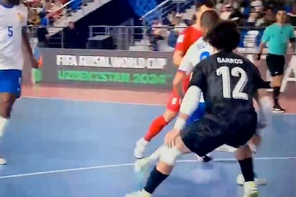 El arquero francés Thibaut Garros hizo un extraño movimiento cuando se disponía a tapar un fácil remate de un futbolista iraní