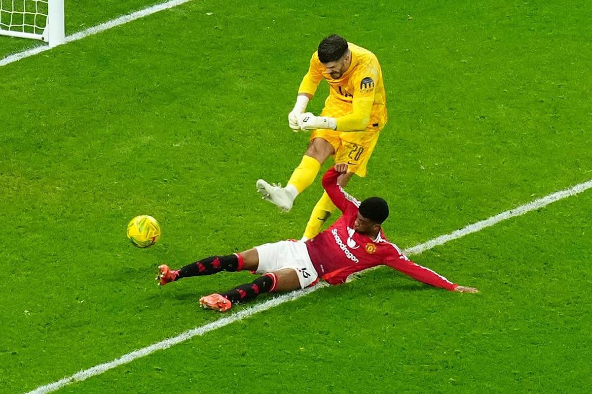 El arquero Fraser Forster se demoró en despejar y Amad Diallo, de Manchester United, se lanzó a sus pies para bloquear el tiro y anota el 2-3, pero Tottenham se llevó igual la victoria y la clasificación por la Copa de la Liga de Inglaterra.