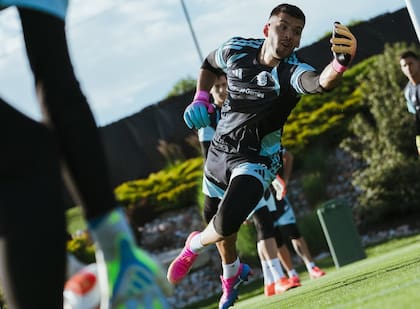 El arquero Gerónimo Rulli durante un ensayo en la selección argentina