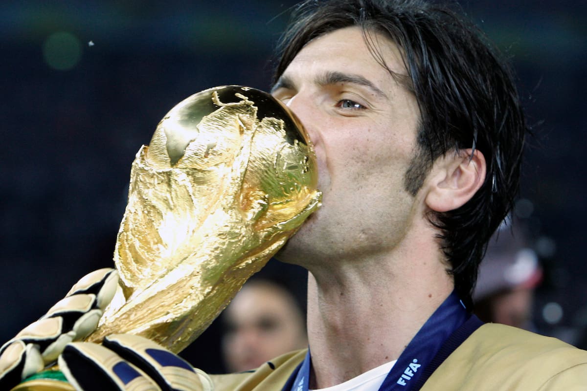 El arquero Gianluigi Buffon besa el trofeo de campeón en el Mundial de 2006 tras la victoria 5-3 ante Francia en la definición por penales, el domingo 9 de julio de 2006, en Berlín