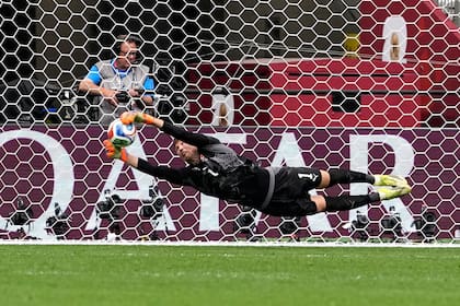 El arquero Gregor Kobel tapa el penal de Cucho Hernández durante el desempate (AP Photo/Lindsey Wasson)
