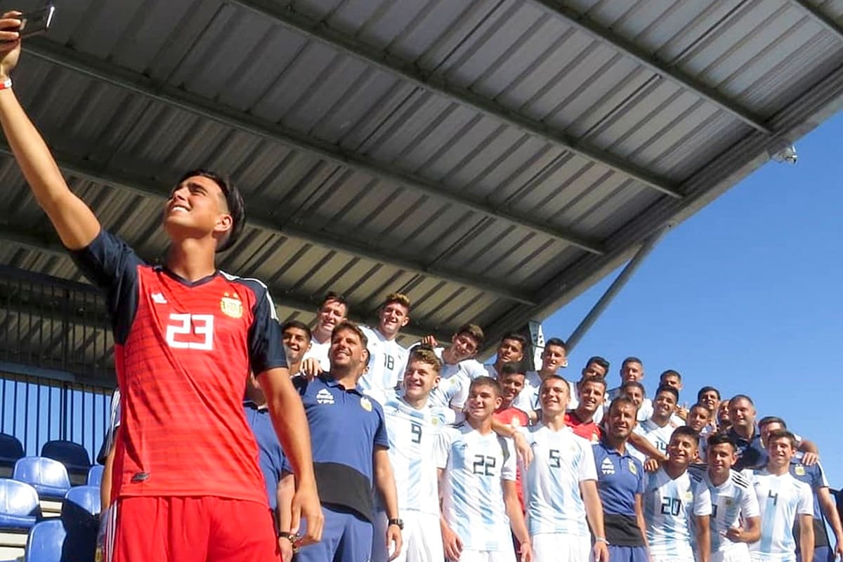 El arquero Jerónimo Pourtau fue el encargado de hacer la selfie grupal