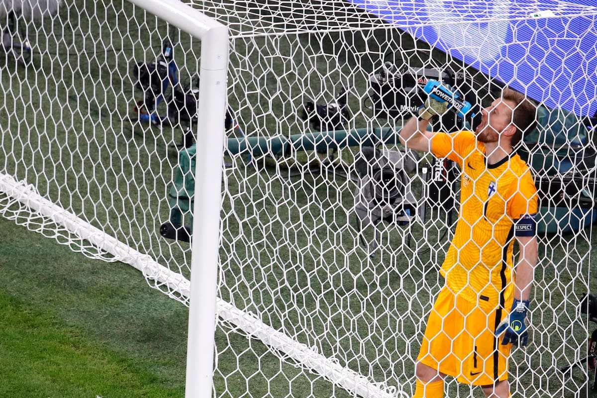 El arquero Lukas Hradecky no lo puede creer: venía atajando muy bien ante Países Bajos y terminó haciendo un gol en contra