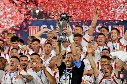 El arquero Mariano Andújar, quizás en su último partido como profesional, levantó el trofeo de la Copa Argentina 2023