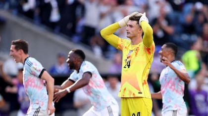 El arquero Matt Freese no puede ocultar su frustración tras la falla que le permitió a Hans Vanaken marcar el tercer gol de Bélgica