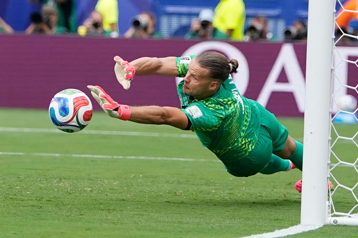 El arquero noruego Oerjan Nyland ataja el penal ejecutado por el brasileño Bruno Guimaraes durante el partido de los octavos de final del Mundial, el domingo 5 de julio de 2026, en East Rutherford, Nueva Jersey. (AP Foto/Frank Franklin II)