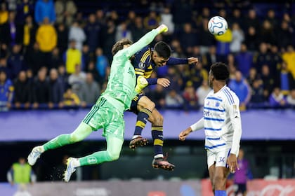 El arquero Otávio fue figura en la Bombonera ante Boca