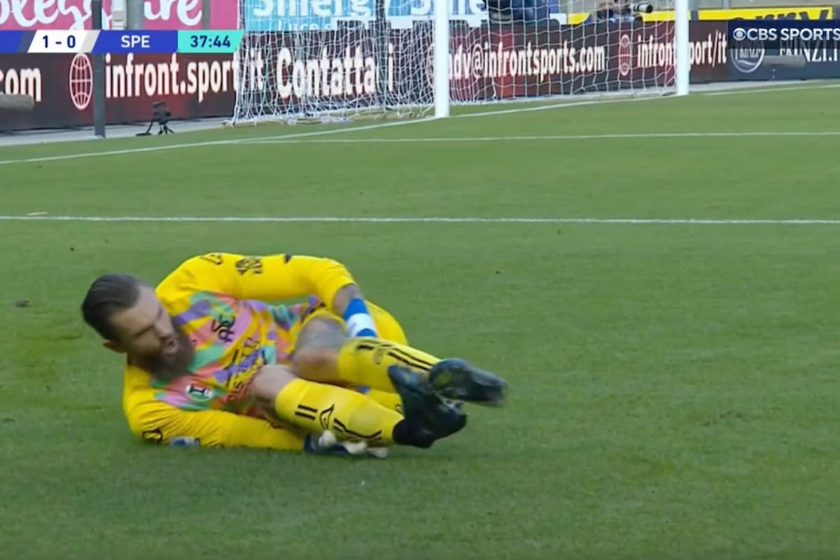 El arquero polaco Dragowski se toma la zona afectada después de una jugada con mucha vehemencia: se pierde el Mundial