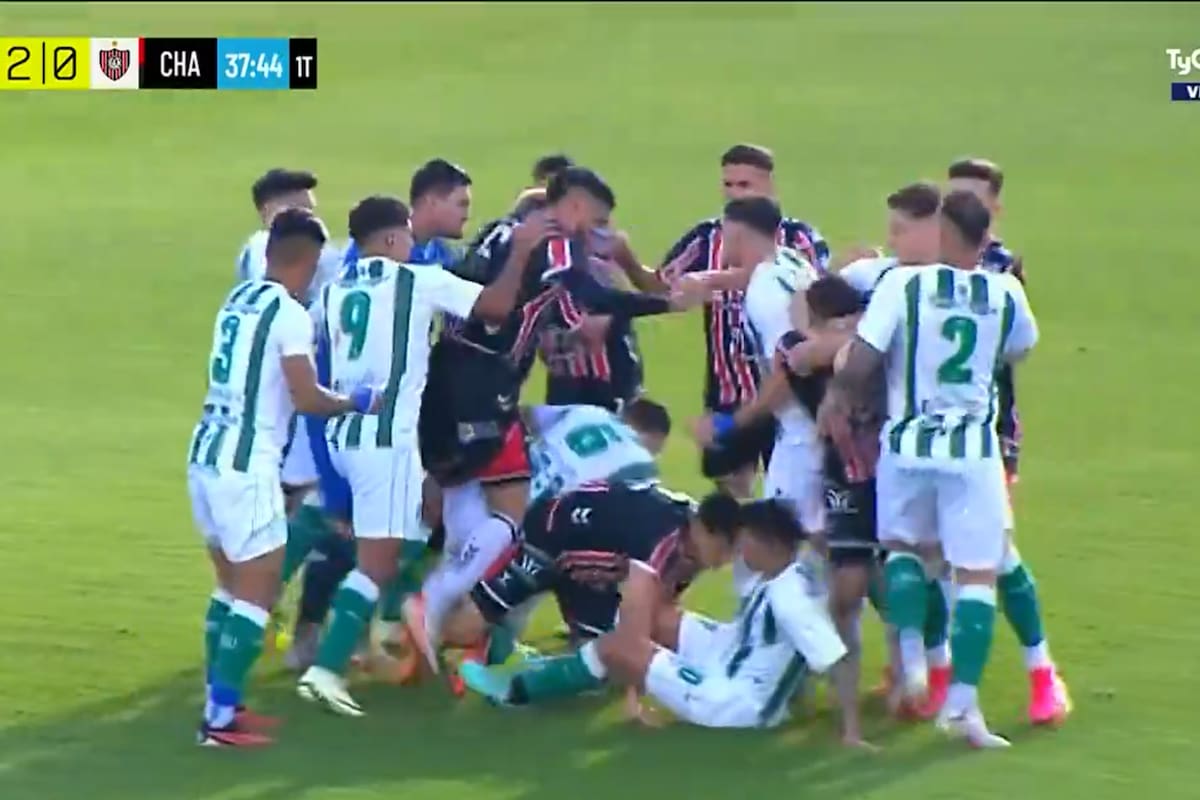 El arquero Pucheta, de San Miguel, picó el penal y los jugadores de Chacarita lo entendieron como una provocación; terminaron todos en una gresca