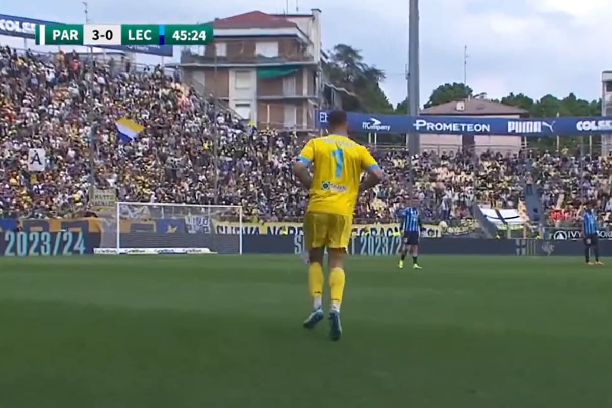 El arquero Riccardo Melgrati, de Lecco, de la Serie B, ingresando tarde al segundo tiempo del partido con Parma, en el que ya perdían 0-3
