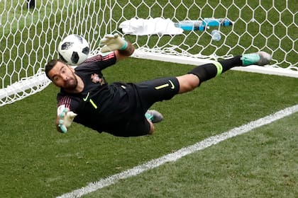 El arquero Rui patricio de Portugal en una gran atajada