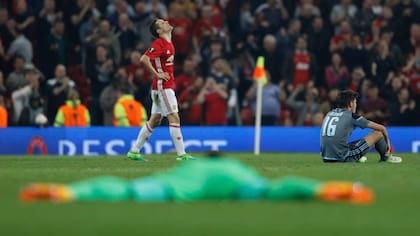 El arquero Sergio álvarez, tirado, y Jozabed, sentado, sufren; ander Herrera respira: Manchester pasó a la final después del 1-1 con Celta
