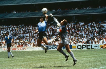 El arquero Shilton y Maradona en la icónica foto del Mundial 86 tomada por Carbajal