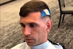 Dibu Martínez sorprendió con un cambio de look y revivió su cábala de Qatar 2022
