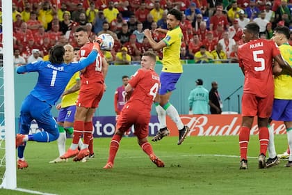 El arquero suizo Yann Sommer ataja una pelota contra Brasil; el equipo de Tité se impuso con autoridad