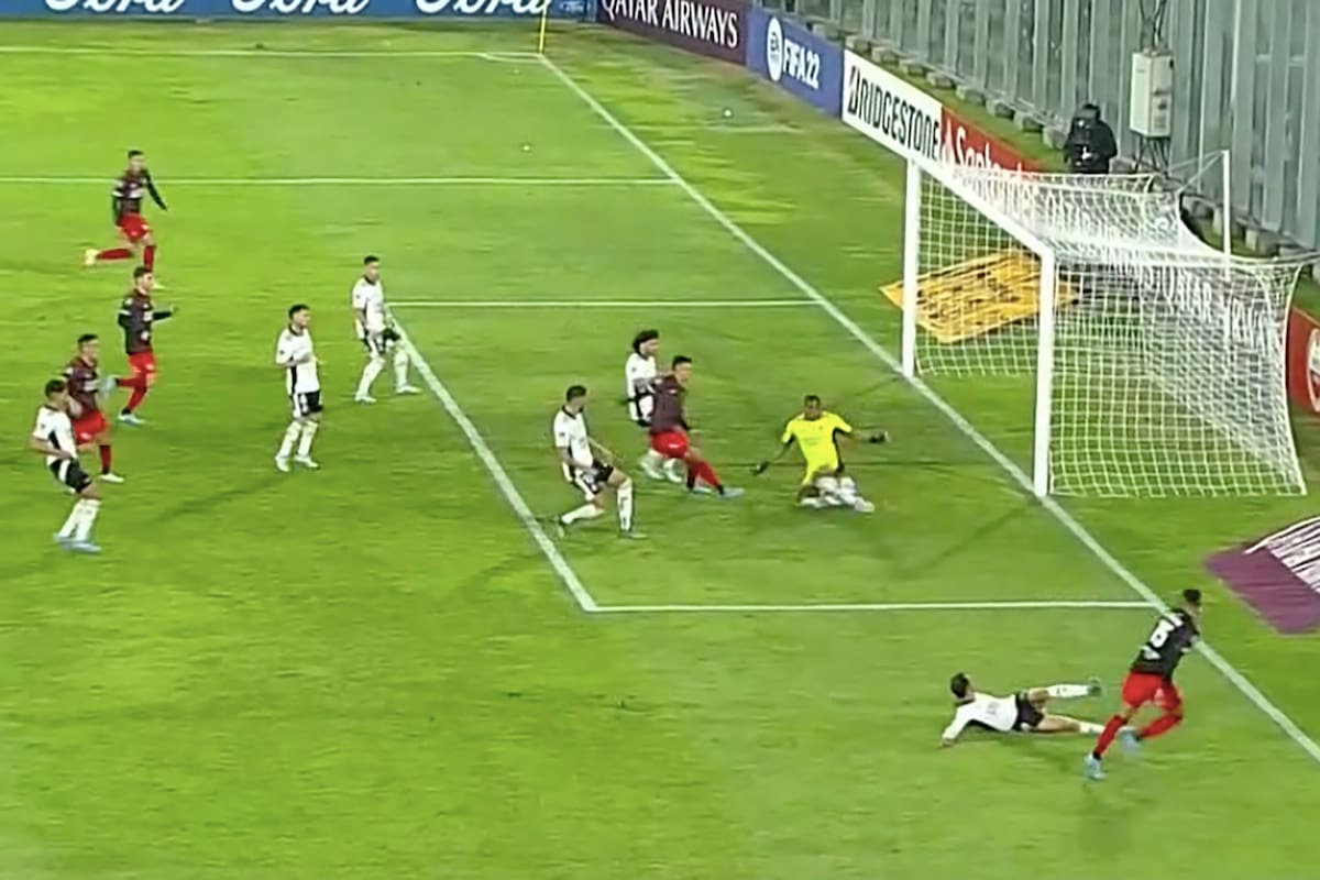 El arquero suplente de Colo Colo, Omar Carabalí, falla en un despeje atípico y Matías Suárez aprovechará para marcar el primer gol de River