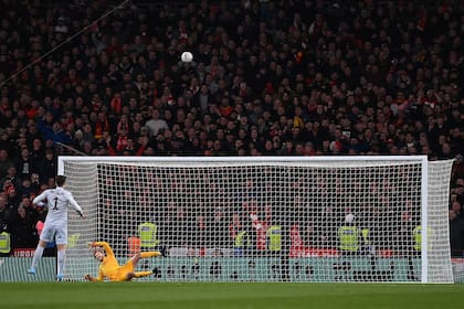 El arquero suplente del Chelsea, Kepa Arrizabalaga, erra su disparo en la tanda de penales durante el partido que disputaron el Liverpool y el Chelsea