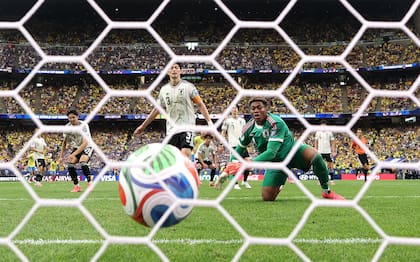 El arquero Suzuki se resigna; Gabriel Martinelli ya definió y anotó el 2-1 definitivo (Photo by Lars Baron / GETTY IMAGES NORTH AMERICA / Getty Images via AFP)