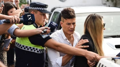 El arquero uruguayo Sebastián Sosa, acompañado por su esposa, al llegar a los tribunales penales en San Miguel de Tucumán