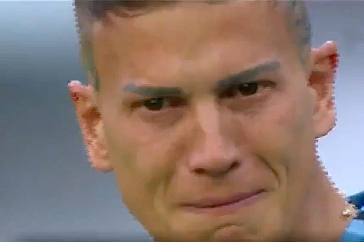 El arquero uruguayo Sebastián Sosa se emocionó al salir a la cancha antes del partido entre Uruguay y Corea del Sur