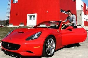 El arquero uruguayo volvió acaparar la atención al arribar a las prácticas de pretemporada con un coche de lujo