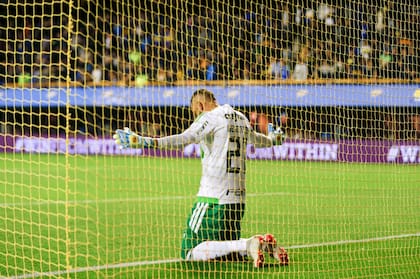 El arquero Weverton reza antes de comenzar el partido en la Bombonera.